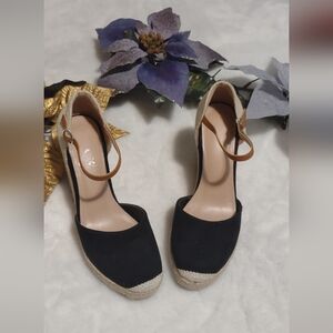 Good condition sandal shoes for women size 7.5